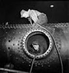 Dans une usine de Kingston, des ouvriers fabriquent une chaudière pour une locomotive X/Dominion pour expédition en Inde nov. 1943
