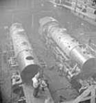 Des ouvriers assemblent des locomotives X-Dominion pour expédition en Inde Nov. 1943