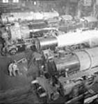 Vue d'ouvriers assemblant des locomotives X-Dominion pour expédition en Inde nov. 1943