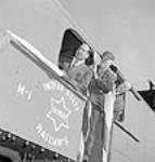 Des représentants officiels et un mécanicien se préparent pour un essai de fonctionnement sur une nouvelle locomotive X-Dominion pour expédition en Inde nov. 1943