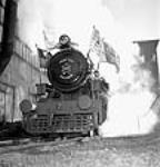L'essai de fonctionnement de la première locomotive 150 X-Dominion destinée à l'Inde est effectué par le vétéran ingénieur d'essai Joseph Megin de Montréal (Québec) Nov. 1943
