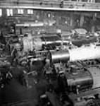 Vue d'ouvriers assemblant des locomotives X-Dominion destinées à l'Inde Nov. 1943