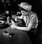 L'ouvrière Ella Meilke travaillant sur un compas à l'usine de l'Ontario Hughes Owen Company Ltd., à Ottawa Oct. 1943