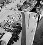 Vue de longueurs de chaîne d'ancre posées sur les docks du chantier navalde la Canadian Vickers sept. 1943