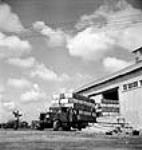 Le répartiteur de tourbe guide le conducteur du camion du gouvernement des États-Unis qui transporte du flux à l'usine de magnésium de Las Vegas. [New Westminster (C.-B.)] avri1 1944