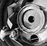 Au quai Lapointe, des tuyauteurs installent un système de chauffage à vapeur autour de l'affût de chaque canon sur un porte-avions construit au chantier naval Burrard de Vancouver mai 1944