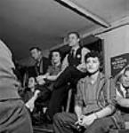 Des ouvriers et des ouvrières se rassemblent à l'auditorium Hughes Owen pour assister à la présentation d'un film de l'Office national du film du Canada 17 Ot. 1943