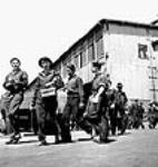 Des ouvriers et des ouvrières de chantier naval vont travailler à pied sur le quart du matin May 1943