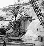Des ouvriers travaillent devant l'entrée inférieure du tunnel B pendant le projet de développement hydroélectrique de Shipshaw Jan. 1943