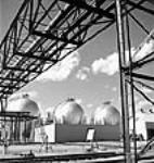 Les sphères Horton de l'usine de la Polymer Rubber Corporation Sept. 1944