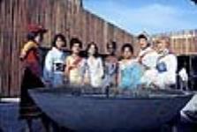 Hôtesses derrière une fontaine à l'Expo 67 1967