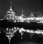 Construction du pavillon de la Thaïlande la nuit à l'Expo 67 Apr. 1967