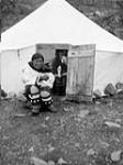 Femme inuite et tente 1944