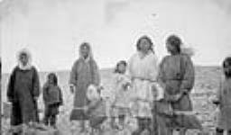Inuit women and children 1931