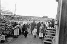 Femmes et enfants prisonniers au camp d'internement de Spirit Lake, en Abitibi (Québec) vers 1914-1920.