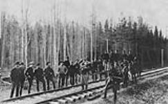 Quelques-uns des employés du Chemin de fer Canadien Pacifique près de Donald, la journée où le dernier crampon a été posé. Les employés attendent le train qui les conduira dans l'Est 1885.