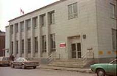 [Bureau de poste de Saint-Jean-sur-Richelieu, Québec] [document iconographique] / [Photographié par] [Anatole Walker] 1981
