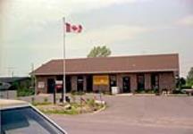 [Bureau de poste de Coteau Landing, Québec] [document iconographique] / [Photographié par] [Anatole Walker] 1985