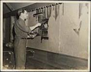 Jean Parlardy peignant un mur c. 1940-1945.