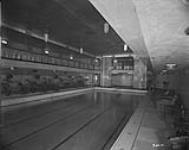 Chateau Laurier - swimming pool and palm beach with sun ray lamps 1931