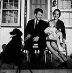 [Portrait d'une famille accompagnée d'un chien] (copie) [entre 1977-1988]