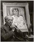 [Henri Masson posant devant un de ses portraits peints] [ca 1937]-1995.