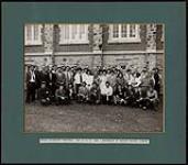 Group portrait [Includes: Earl Issacs, Henry Fishcarrier, and Donald Cassie] outside Indian Leadership Institute, University of Western Ontario, London Mai 1963.
