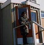 Homme inuit devant une porte [Murray Ugjuk] 1979.