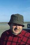 Homme portant un chapeau, à Arviat [le père Joannes Rivoire] 1979.