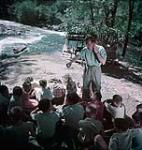 Le directeur de l'Office national du film Stanley Jackson dirige des enfants pour une séquence de bagarre dans un film sur les droits de la personne juillet 1949