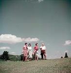 Deux hommes et deux femmes jouant au golf à Shawbridge, au Québec juin 1950