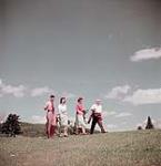 Two men and two women golfing in Shawbridge, Québec juin 1950