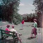 One man and three women golfing in Shawbridge, Québec juin 1950