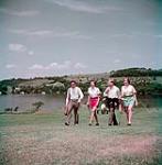 Deux femmes et deux hommes sur un terrain de golf à North Hatley, au Québec juillet 1950