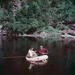 Leo J. Lyons et son fils Joseph de Quincey, au Massachusetts, pêchant à la rivière Point Wolf, dans le parc national de Fundy, au Nouveau-Brunswick juillet 1950