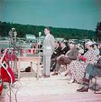M. D.A. Riley, député, prononce un discours lors de l'inauguration officielle du parc national de Fundy, à Alma, au Nouveau-Brunswick juillet 1950