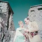 Des touristes - un homme et une femme - visitent le Fort historique de Chambly à vingt miles de Montréal, le long de la rivière Richelieu, au Québec juillet 1951