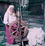 Polly Barisoff of Sons of Freedom Doukhobors at spinning wheel   septembre 1951