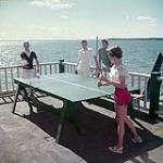 Two men and two women play ping-pong at Britannia Yacht Club, Ottawa, Ontario juin 1952