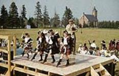Four young highland dancers at Highland gathering, Montague, Prince Edward Island juillet 1952