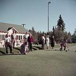 Nine people lawn bowling at Riding Mountain National Park, Manitoba  [Neuf personnes jouant au boulingrin au parc national du Mont-Riding, au Manitoba] 1952