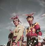 The annual Sun Dance ceremony at the Blood Indian Reserve, near Cardston, Alberta. [La cérémonie annuel «Sun Dance» à la Reserve indienne Blood, près de Cardston, Alberta.] août 1953
