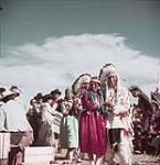 The annual Sun Dance ceremony at the Blood Indian Reserve, near Cardston, Alberta [La cérémonie annuel «Sun Dance» à la Reserve indienne Blood, près de Cardston, Alberta.] août 1953