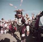 The annual Sun Dance ceremony at the Blood Indian Reserve, near Cardston, Alberta. [La cérémonie annuel «Sun Dance» à la Reserve indienne Blood, près de Cardston, Alberta.] août 1953