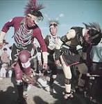 The annual Sun Dance ceremony at the Blood Indian Reserve, near Cardston, Alberta. [La cérémonie annuel «Sun Dance» à la Reserve indienne Blood, près de Cardston, Alberta.] août 1953