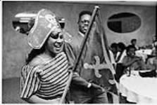 Aspirante au titre de Miss Caripeg dans le cadre du carnaval, Desirree Anselm, escortée par Kerwin Clarke, à Winnipeg 2 juin 1989