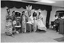 Les aspirantes au titre de Miss Caripeg dans le cadre du carnaval, Michelle Lake, Minerva Raymond, Hazel Anderson, Desirree Anselm, Marla Goberdham, Kerry Cox et Chorine Scott, à Winnipeg June 2, 1989