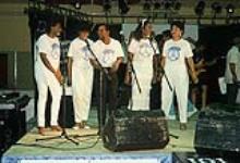 « Mighty Sammy » (au centre) avec un groupe de choristes - Concours de calypso - Carnaval Caripeg 11 août 1989