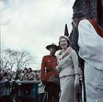 Sa Majesté la Reine Elizabeth II sortant de la cathédrale Christ Church lors de sa visite royale, Ottawa 13 octobre 1957.