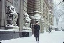 Homme dans la neige devant le bureau de poste, rue Sparks, Ottawa [entre 1955-1963]